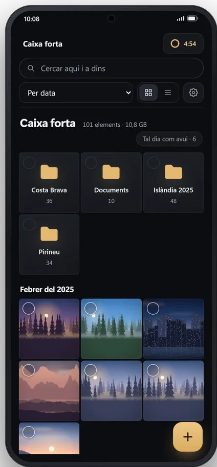 La caixa forta oberta al mòbil: carpetes de viatges i documents, i les fotos ordenades per data.