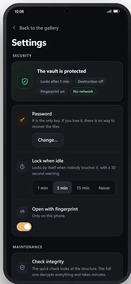 Security settings on the phone: the vault is protected and offline, auto-lock after 5 minutes and fingerprint unlock.