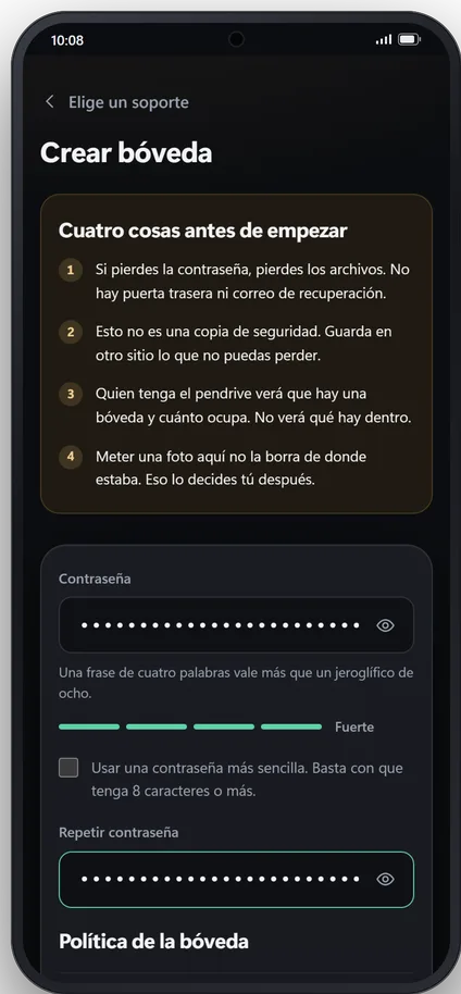 Crear bóveda en el móvil: cuatro avisos antes de empezar, la contraseña con su medidor de fuerza y la repetición.